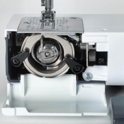 Máquina de costura branca com componentes metálicos visíveis