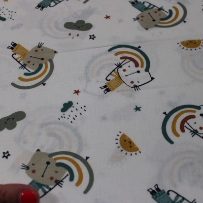 tecido branco com estampado infantil colorido de animais e arco-íris