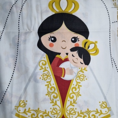 Ilustração de figura feminina com coroa e bebé num tecido branco