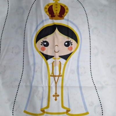 Ilustração de figura feminina com coroa em tecido branco