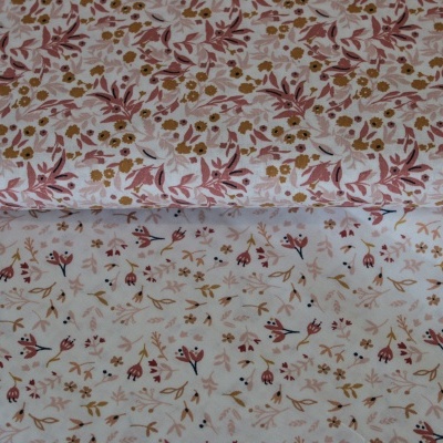 Dois tecidos com padrões florais em tons vermelhos, rosa, dourado e castanho.