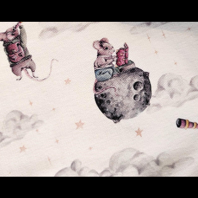 Tecido branco com padrões de ratos e estrelas cor-de-rosa