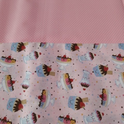 tecido rosa com pontos brancos e padrão de copos de sobremesa e bolos coloridos