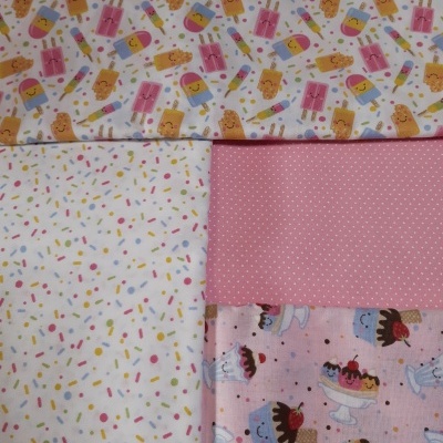 quatro tecidos com padrões coloridos de gelados, pontos e confeitaria