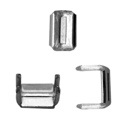 Três peças metálicas pequenas em fundo branco