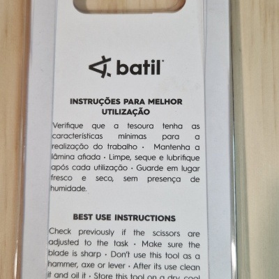 Embalagem com instruções para utilização de tesoura da marca batil