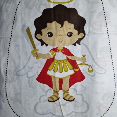 Ilustração infantil de um anjo com capa vermelha e espada dourada