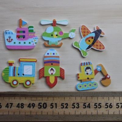 Peças de madeira coloridas com veículos e régua em fundo de madeira clara