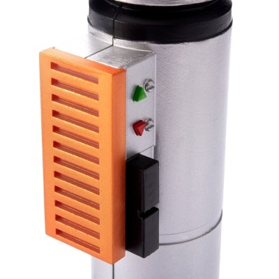 Dispositivo metálico cilíndrico com câmara laranja e botões verde e vermelho