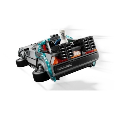 Modelo Lego do carro DeLorean cinza com detalhes azul translúcido e etiqueta MR. FUSION