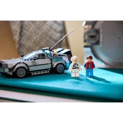 Figuras Lego de Dr. Emmett Brown e Marty McFly com carro DeLorean Lego