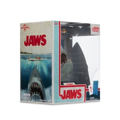 Embalagem do brinquedo JAWS com imagem de tubarão e nadadora