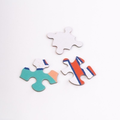 Três peças de puzzle coloridas sobre fundo branco