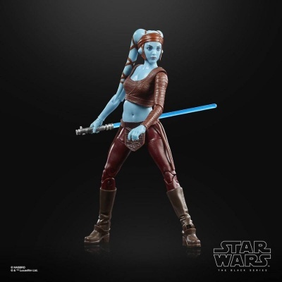 Figura de ação Star Wars azul com roupa castanha e sabre de luz