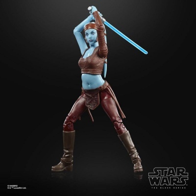 Figura de ação Star Wars com pele azul e espada azul em fundo preto