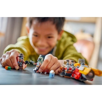 Mini-figuras e veículo LEGO coloridos com criança a brincar ao fundo