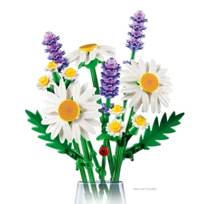 Buquê de flores de LEGO branco, amarelo, verde e lilás com joaninha