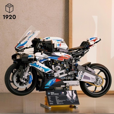 Modelo de moto BMW M 1000 RR construído com blocos de plástico em branco, azul e preto