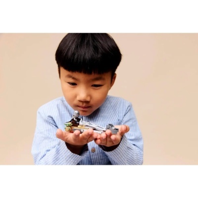 Criança com brinquedo de miniatura de personagem em fundo bege