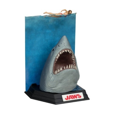 Figura decorativa de tubarão JAWS com base preta e mulher a nadar na superfície da água