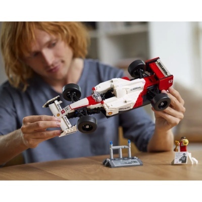 Modelo de carro de fórmula 1 em peças de construção, branco e vermelho, com inscrições Shell e Honda.