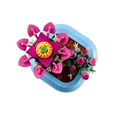 Vaso azul de LEGO com duas plantas artificiais coloridas