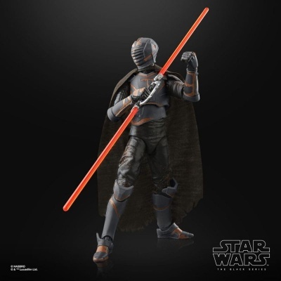 Figura de ação Star Wars com armadura cinza e preta, capa preta e sabre de luz vermelho