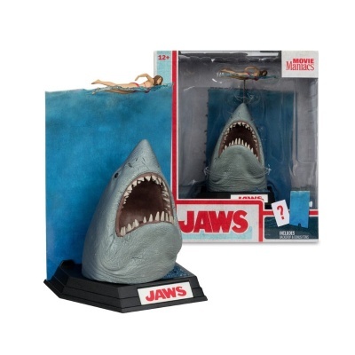 Figura de tubarão JAWS com nadadora no cenário