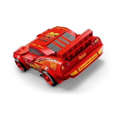 Carro de brinquedo vermelho com número 95 e textos Rust-eze e Medicated Bumper Ointment