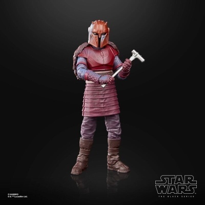 Figura de ação Star Wars com armadura vermelha e roxa e capacete laranja