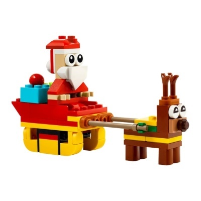 Figura LEGO de Pai Natal em trenó puxado por rena sobre fundo branco