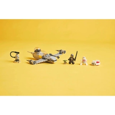 Conjunto de brinquedos de construção com nave espacial cinzenta e quatro figuras sobre fundo amarelo