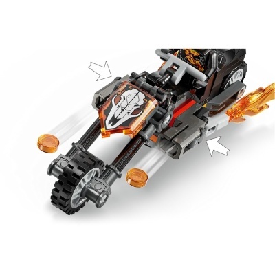 Veículo de brinquedo preto e laranja com detalhe de crânio branco na frente