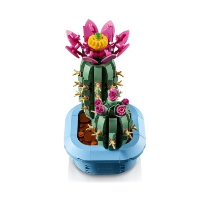 Modelo de cáctus em LEGO num vaso azul com flores e espinhos