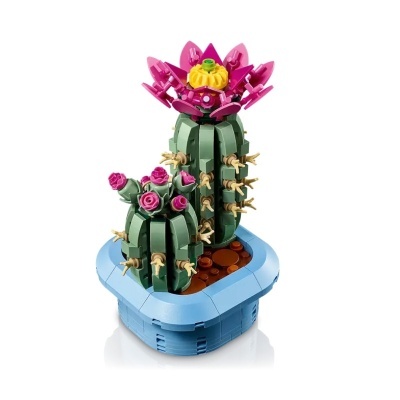 Vaso azul com dois cactos de LEGO com flores cor-de-rosa