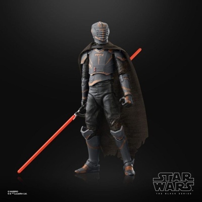 Figura de ação Star Wars com armadura preta e capa segurando sabre de luz vermelho