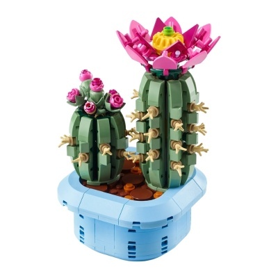 Cactos feitos de blocos de construção em vaso azul