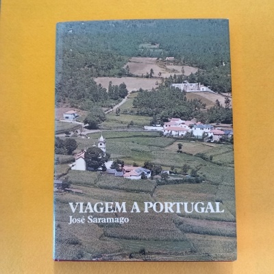 Capa de livro Viagem a Portugal de José Saramago com paisagem rural verde