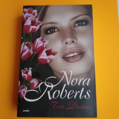 Três Destinos, de Nora Roberts
