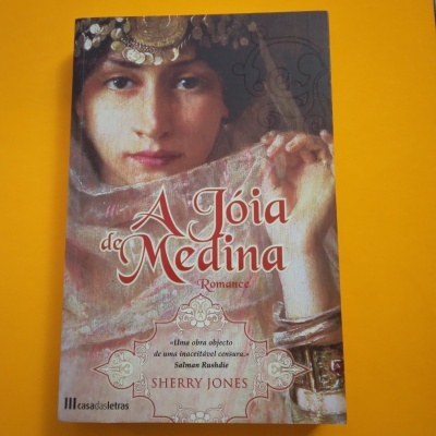 A Jóia da Medina, Sherry Jones