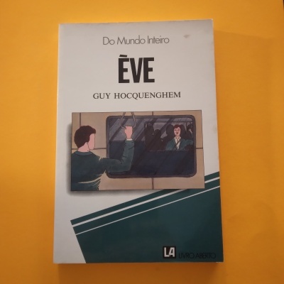 Livro 'ÈVE' com ilustração de pessoa em comboio