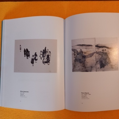 Livro aberto com reproduções de duas obras de arte e texto em português