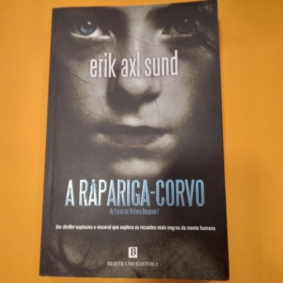 A Rapariga-Corvo, Erik Axl Sund