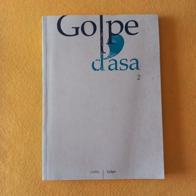 Capa de livro branca com texto em azul e preto sobre fundo amarelo