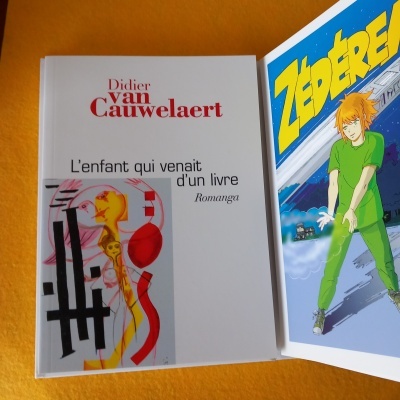 Livro aberto com título e banda desenhada com personagem laranja de roupa verde