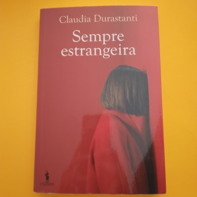 Sempre Estrangeira, Claudia Durastanti