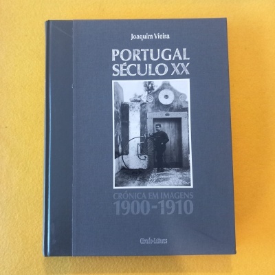 Capa cinzenta de livro Portugal Século XX com fotografia a preto e branco