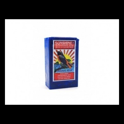 Caixa azul de tinta ultramarine com etiqueta de pássaro e texto.