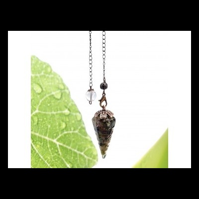 Colar com pendente cónico de pedra escura e corrente metálica prateada em fundo branco com folhas verdes