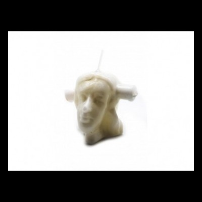 Vela branca em forma de cabeça com cilindros laterais